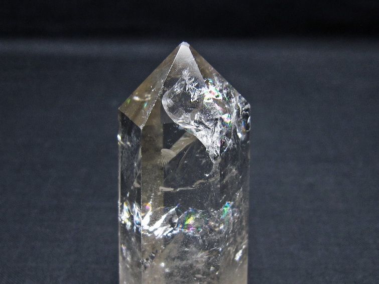 水晶 六角柱 虹入り ポイント 置物 一点物 142-11045