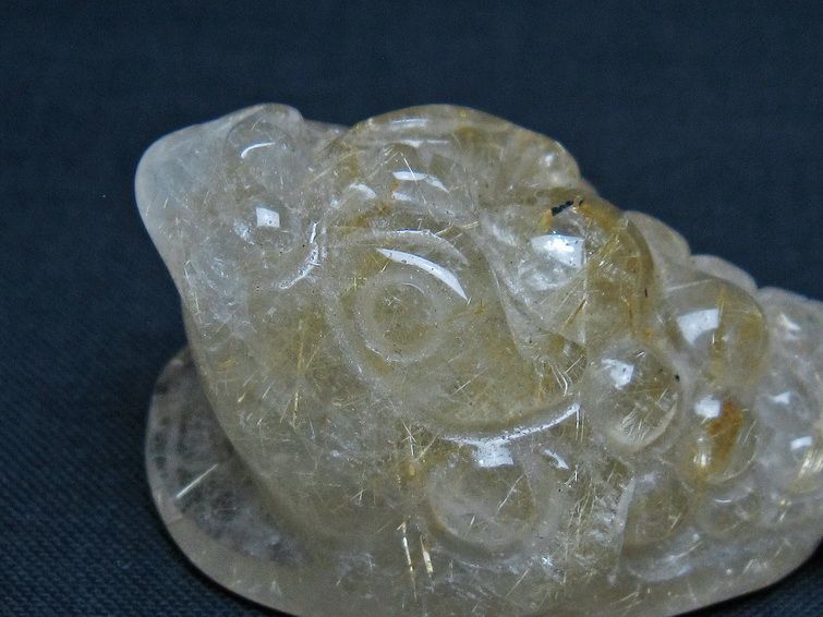 タイチンルチルクォーツ 手彫り 置物 キンセン 金蟾 一点物145-1644