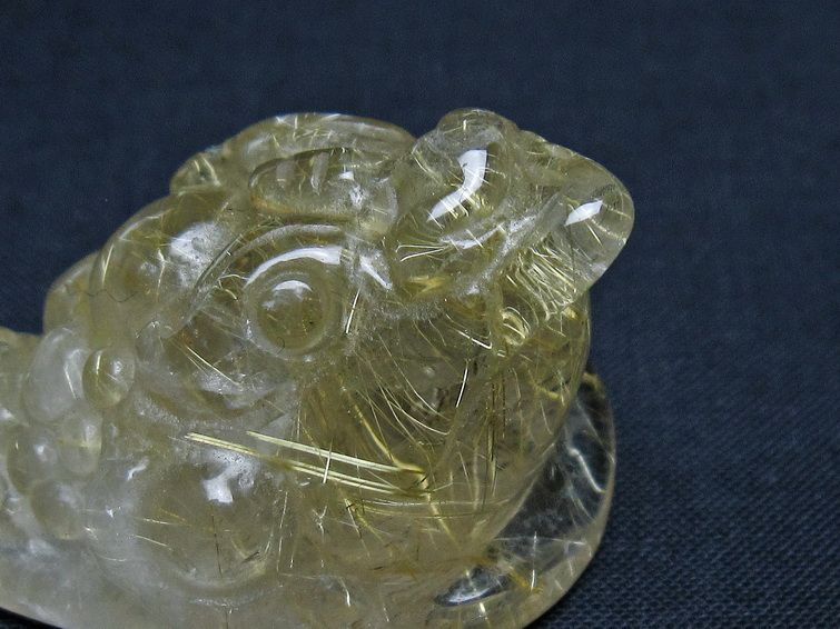 タイチンルチルクォーツ 手彫り 置物 キンセン 金蟾 一点物 145-1676