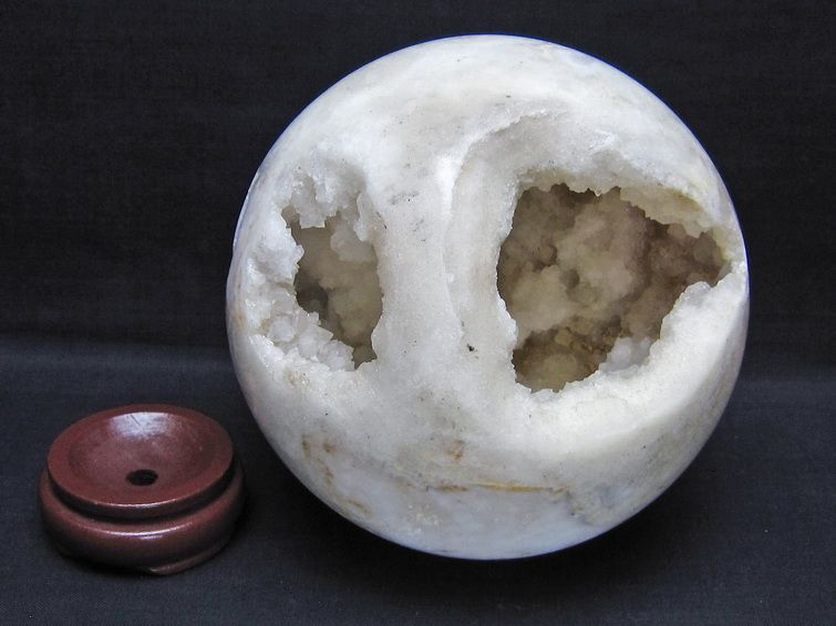 1.7Kg 水晶 ジオード 丸玉 135mm 笑口 置物 原石 一点物 151-10608