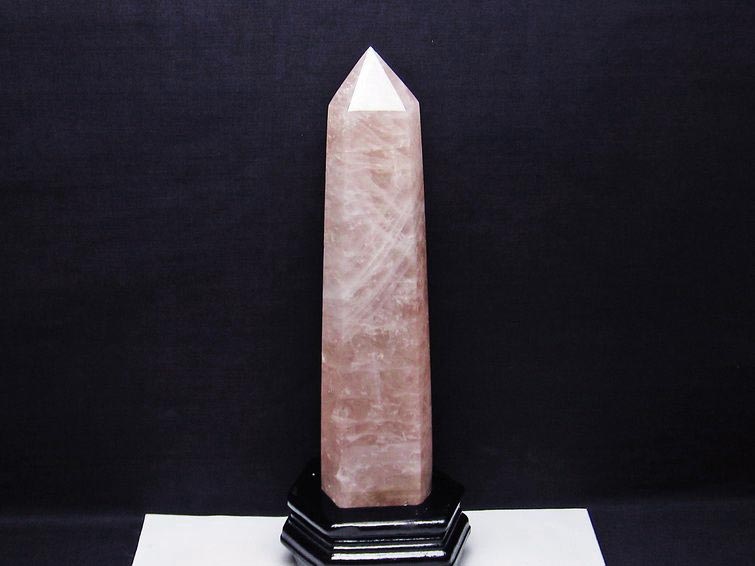 1.5Kg ローズクォーツ ポイント 六角柱 台座付属 一点物 152-2618
