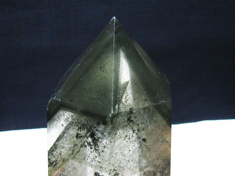 1.2Kg グリーンファントム 六角柱 台座付属 一点物 152-3848