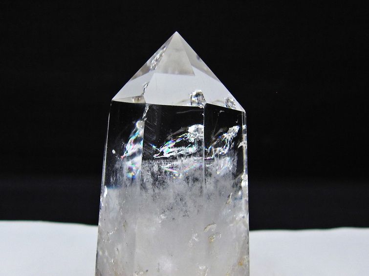 水晶 六角柱 虹入り 水晶 ポイント 台座付属 置物 原石 一点物 152-4499