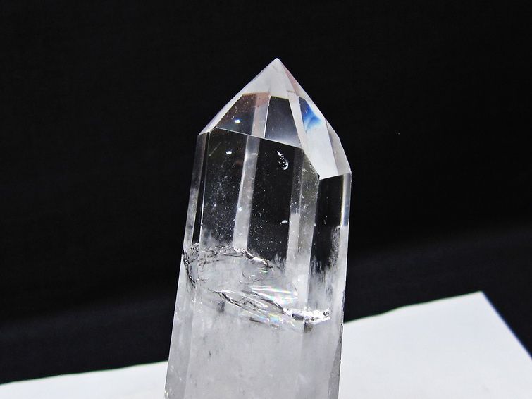 水晶 六角柱 虹入り 水晶 ポイント 台座付属 置物 原石 一点物 152-4500