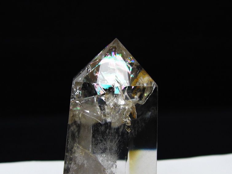 水晶 六角柱 虹入り 水晶 ポイント 台座付属 置物 原石 一点物 152-4525
