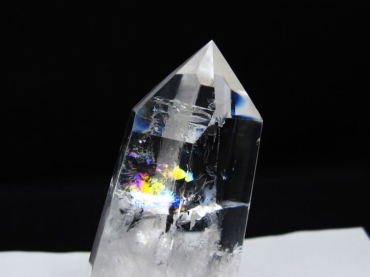 水晶 六角柱 虹入り 水晶 ポイント 台座付属 置物 原石 一点物 152-4527