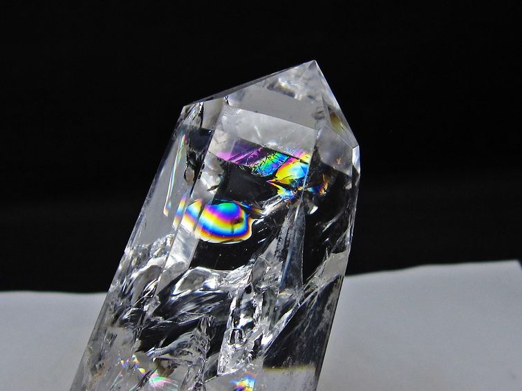 水晶 六角柱 虹入り 水晶 ポイント 台座付属 置物 原石 一点物 152-4528