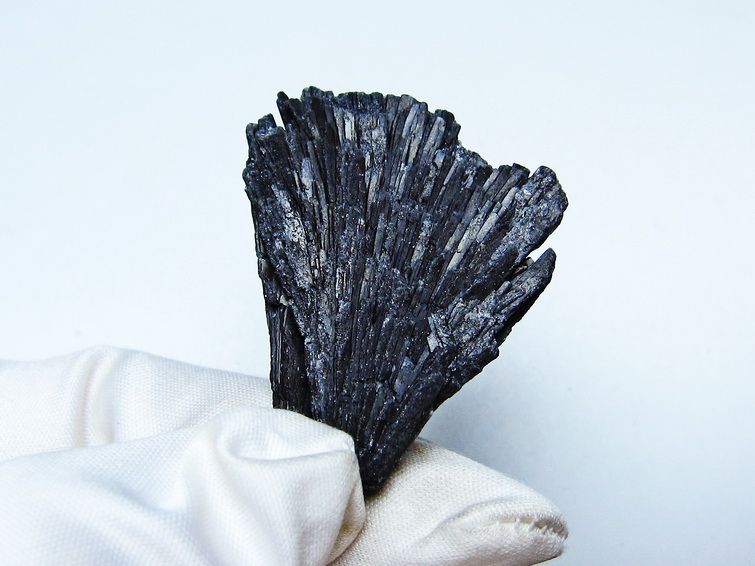 ブラック カイヤナイト 原石 一点物 171-7472