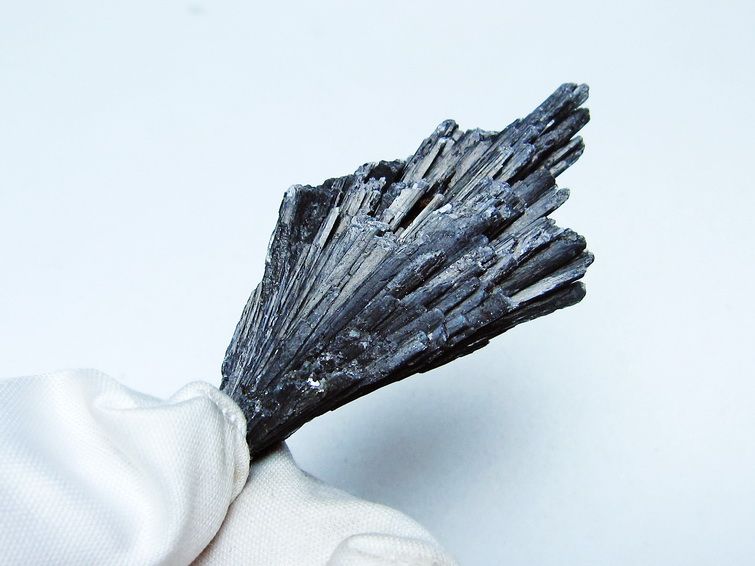 ブラック カイヤナイト 原石 一点物 171-7473
