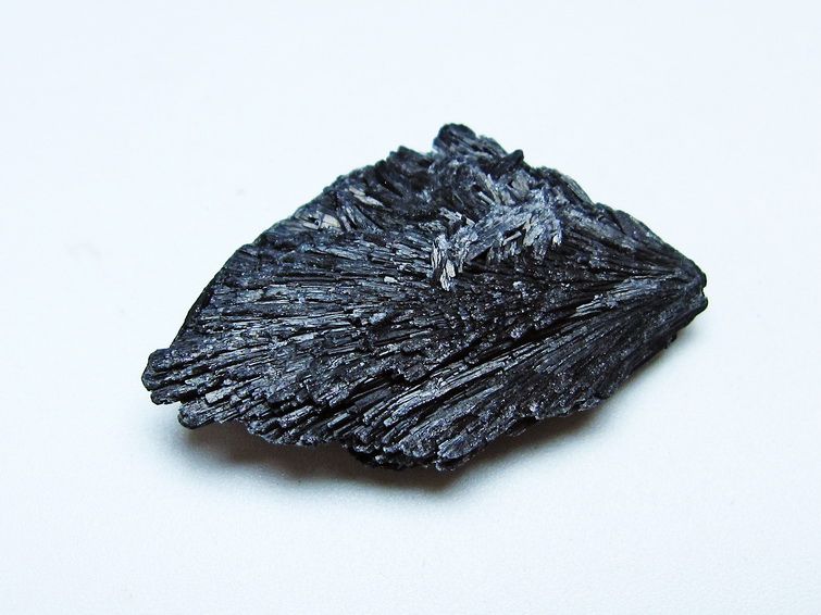 ブラック カイヤナイト 原石 一点物 171-7474