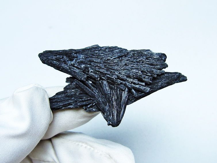 ブラック カイヤナイト 原石 一点物 171-7477