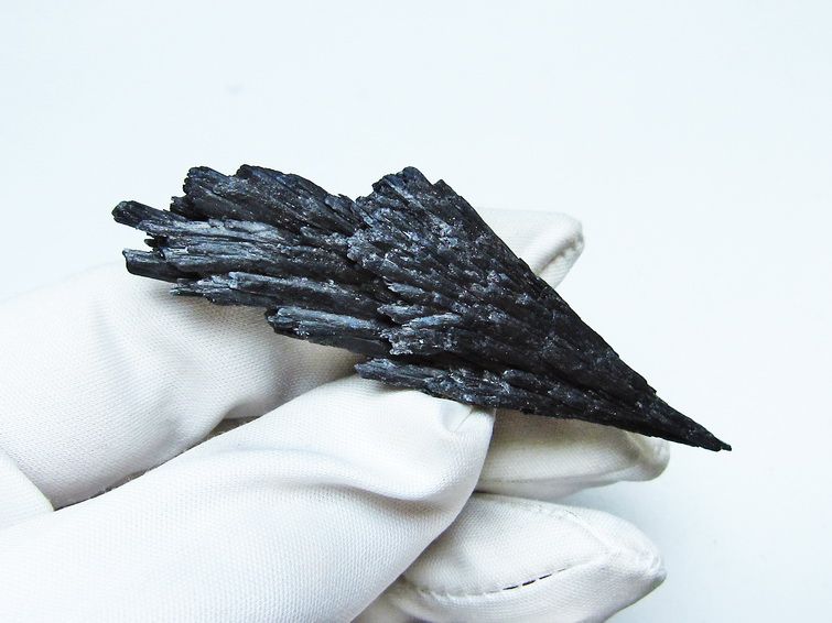 ブラック カイヤナイト 原石 一点物 171-7480