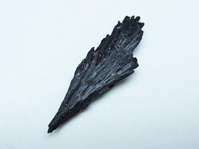 ブラック カイヤナイト 原石 一点物 171-7480