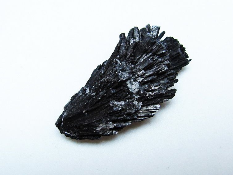 ブラック カイヤナイト 原石 一点物 171-7484