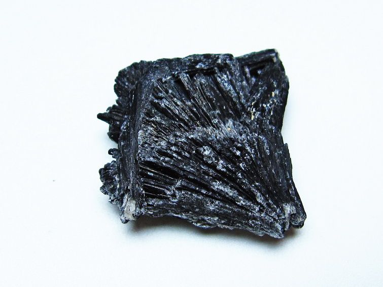 ブラック カイヤナイト 原石 一点物 171-7485