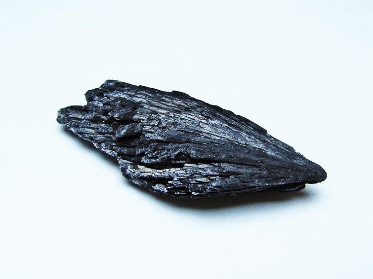 ブラック カイヤナイト 原石 一点物 171-7490