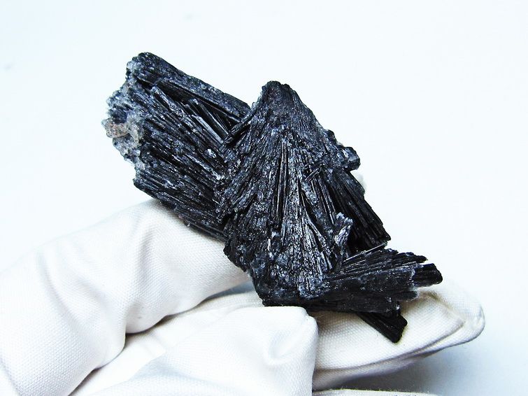 ブラック カイヤナイト 原石 一点物 171-7492