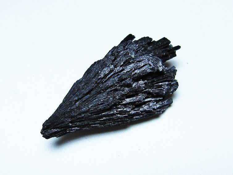 ブラック カイヤナイト 原石 一点物 171-7495