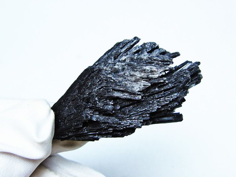 ブラック カイヤナイト 原石 一点物 171-7495