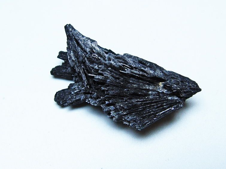 ブラック カイヤナイト 原石 一点物 171-7496