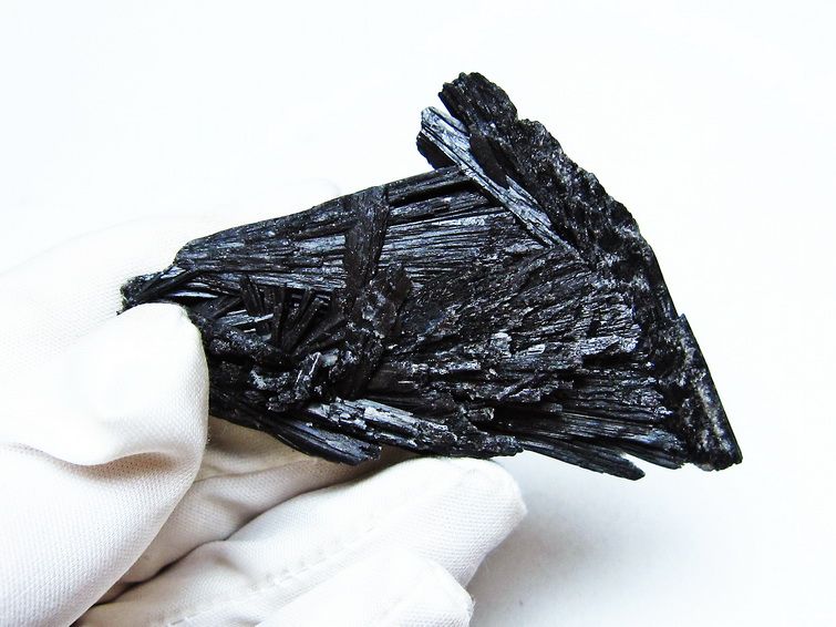 ブラック カイヤナイト 原石 一点物 171-7507