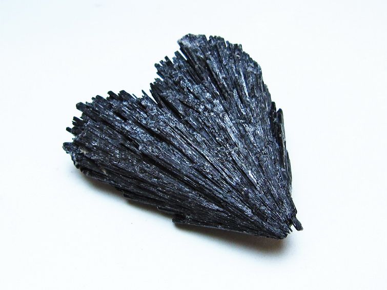 ブラック カイヤナイト 原石 一点物 171-7524