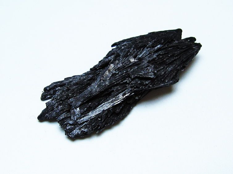 ブラック カイヤナイト 原石 一点物 171-7542