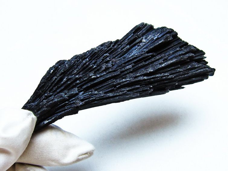 ブラック カイヤナイト 原石 一点物 171-7543