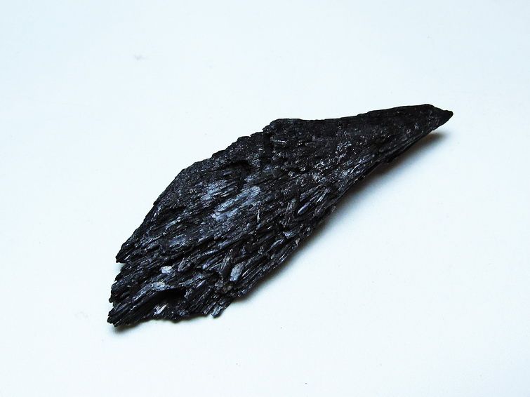 ブラック カイヤナイト 原石 一点物 171-7546
