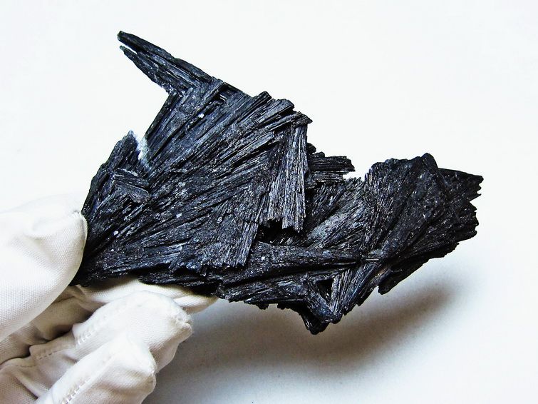 ブラック カイヤナイト 原石 一点物 171-7573