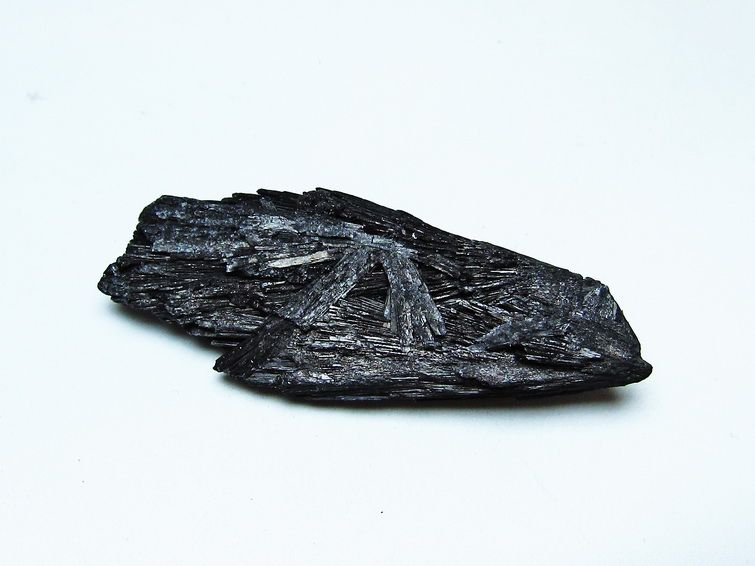 ブラック カイヤナイト 原石 一点物 171-7584