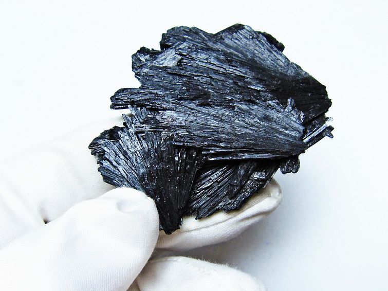 ブラック カイヤナイト 原石 一点物 171-7597