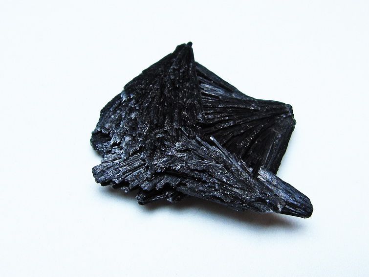 ブラック カイヤナイト 原石 一点物 171-7606