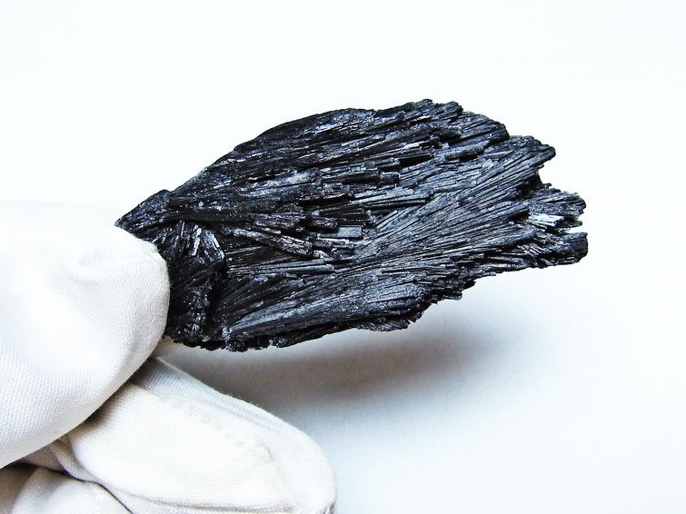 ブラック カイヤナイト 原石 一点物 171-7610