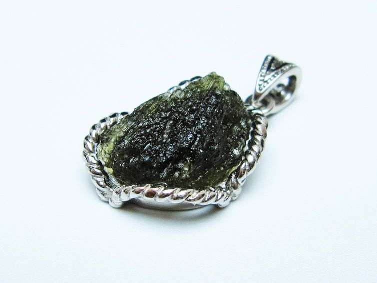 モルダバイト ペンダント 原石 ペンダントトップ 199-398