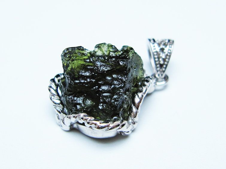 モルダバイト ペンダント 原石 ペンダントトップ 199-403