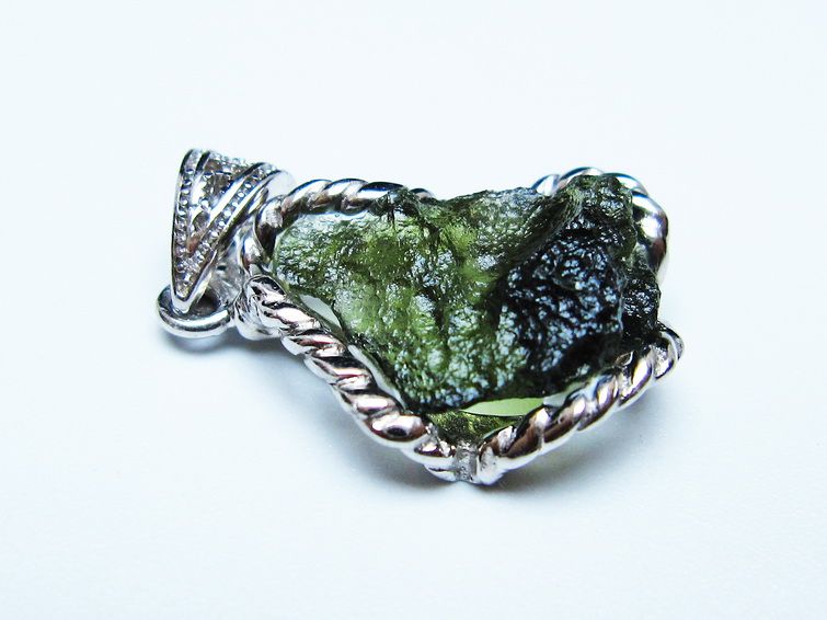 モルダバイト ペンダント 原石 ペンダントトップ 199-406