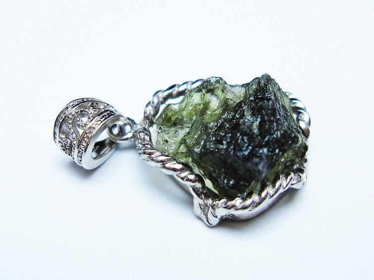 モルダバイト ペンダント 原石 ペンダントトップ 199-407