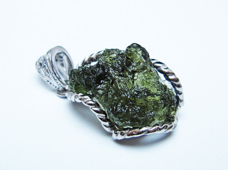 モルダバイト ペンダント 原石 ペンダントトップ 199-410