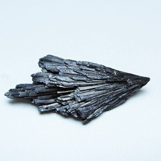 ブラック カイヤナイト 原石 一点物 171-7473