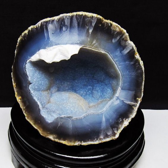 【天然石】ブルーアゲート ジオード 球状結晶 木製台座付き インテリア 天然石】ブルーアゲート ジオード 球状結晶 木製台座付き インテリア