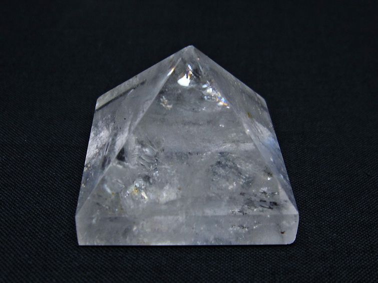水晶 ピラミッド置物 虹入り 一点物 145-1017