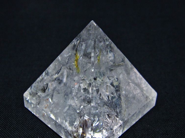 水晶 ピラミッド置物 虹入り 一点物 145-1031