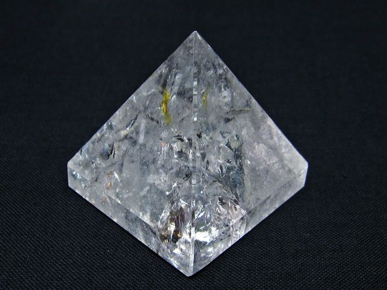 水晶 ピラミッド置物 虹入り 一点物 145-1031