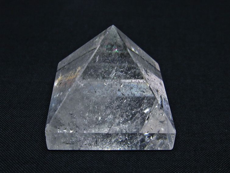 水晶 ピラミッド置物 虹入り 一点物 145-1032