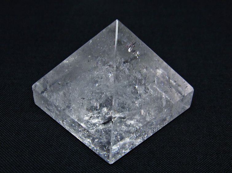 水晶 ピラミッド置物 虹入り 一点物 145-1032