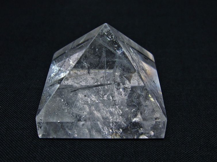 水晶 ピラミッド置物 虹入り 一点物 145-1055