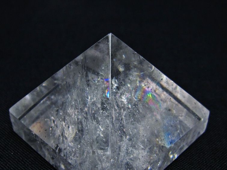 水晶 ピラミッド置物 虹入り 一点物 145-1055
