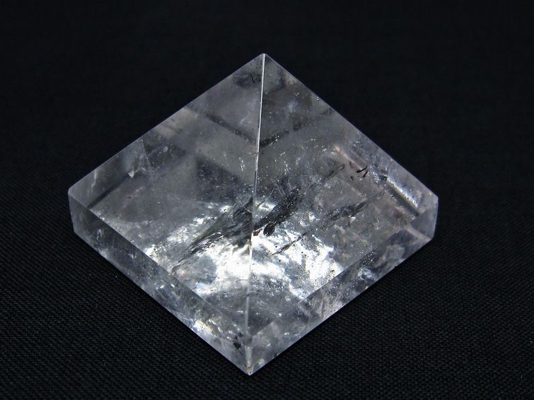 水晶 ピラミッド置物 虹入り 一点物 145-1055