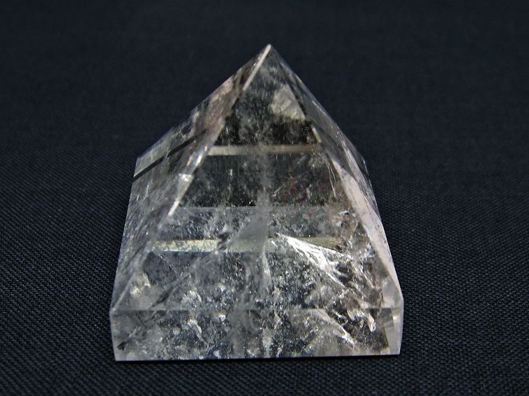 水晶 ピラミッド置物 虹入り 一点物 145-955